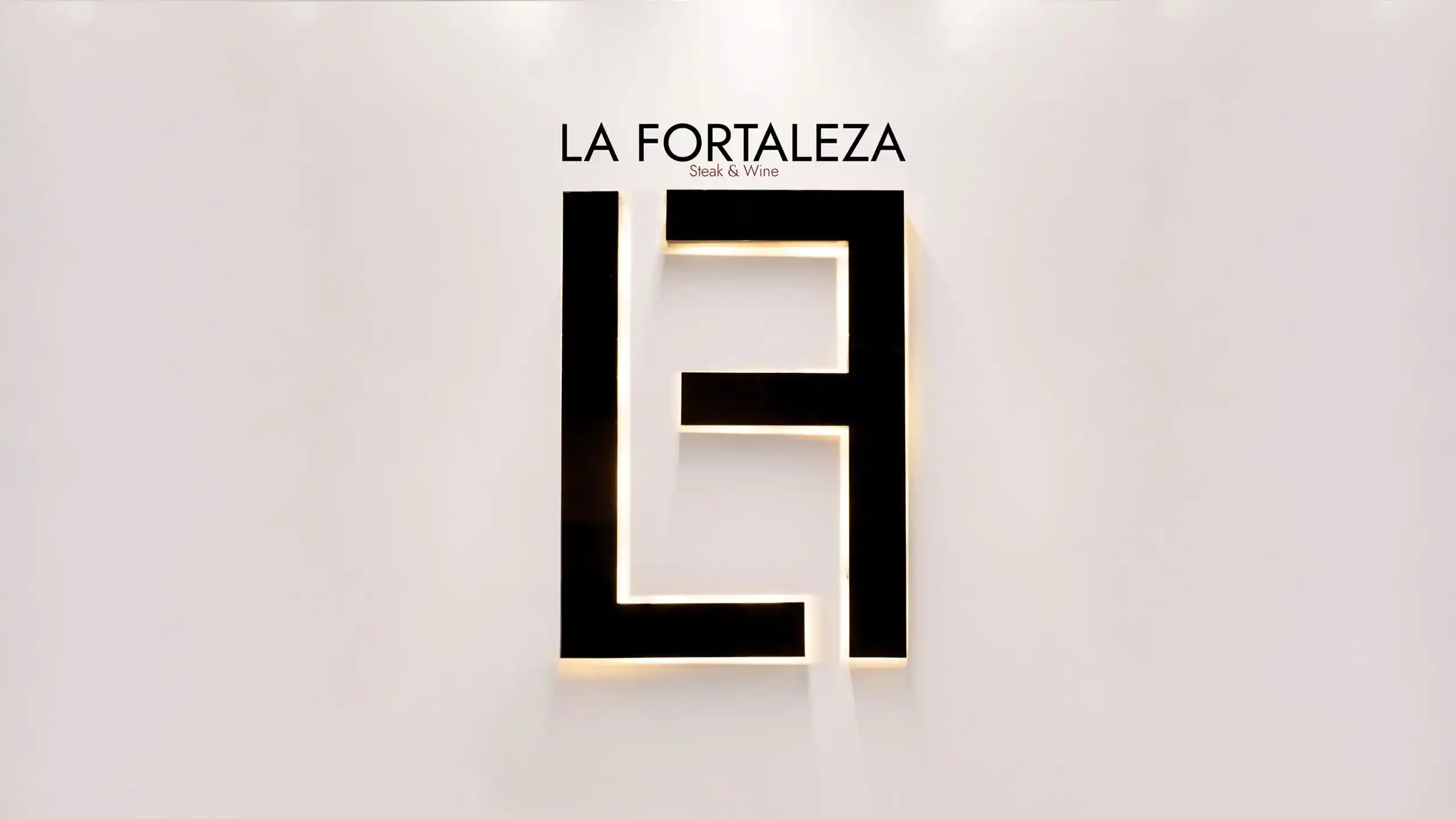 Logo de la Fortaleza en el restaurante