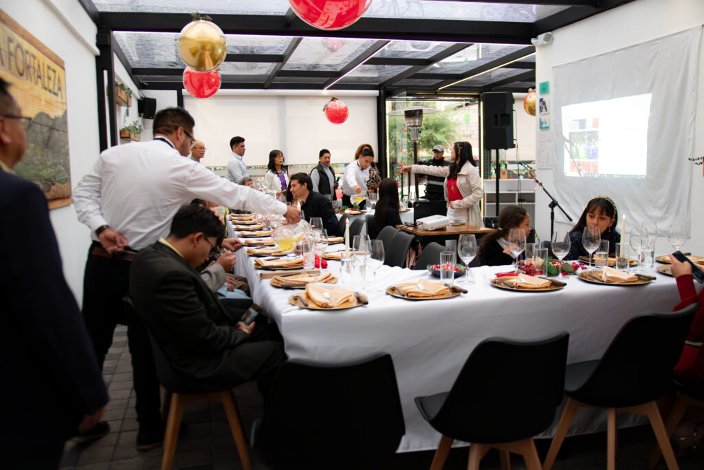 Cena privada en La Fortaleza Steak & Wine con visitantes internacionales disfrutando de una experiencia gastronómica en Riobamba
